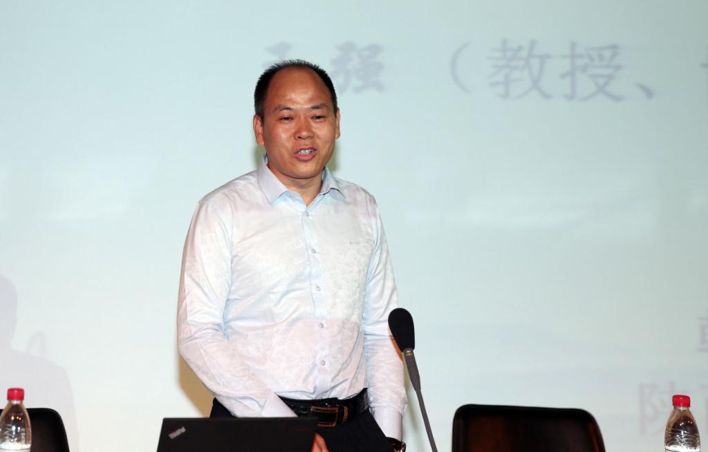 王强教授作题为《身份认同与自我成长—习大大对大学生的殷切希望》的讲座