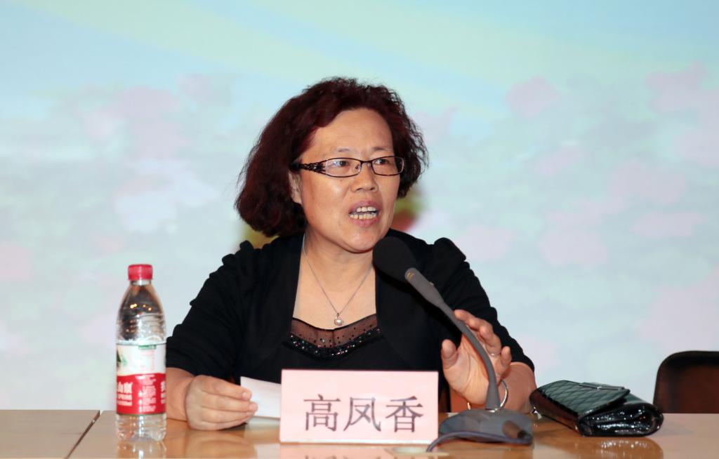 思政部部长高凤香主持讲座